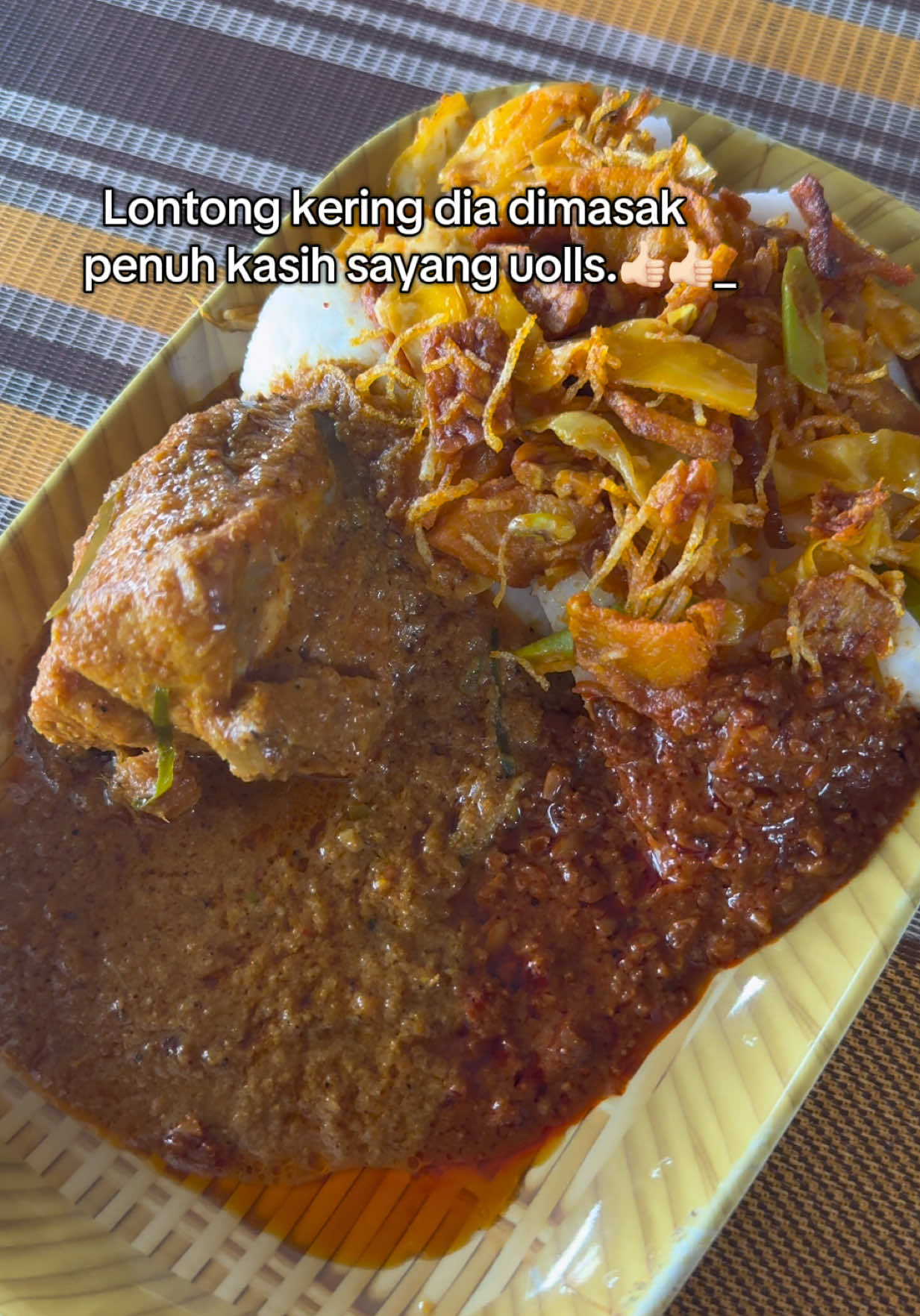 Sarap sini pulak,rasa mcm balik kg sendiri. Semua satu family yang masak. Vibe dia tu buat kita rindu kg.  📍Warung D’Rimba, Taman Sri Pulai, JB.  Masa: 7.30pagi -12 tengahari Tutup : Hari Rabu #sarapanpagipulai #breakfastpulai #breakfastjohor #sarapanpagijohor #roticanaijohor 