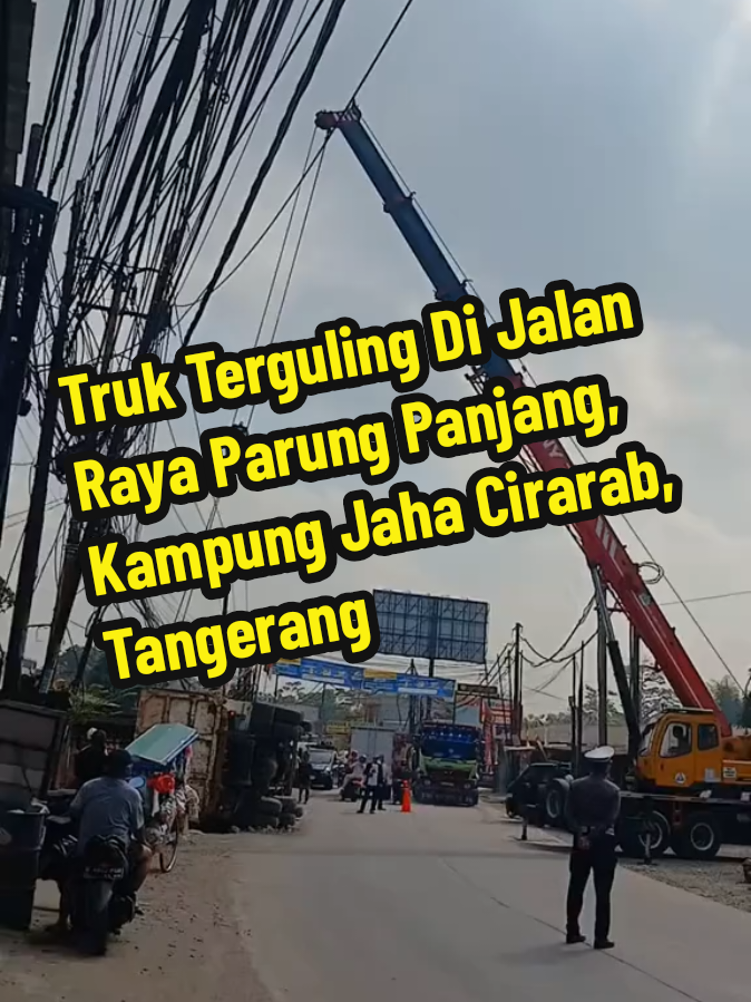 Kamis pagi, 4 September 2025, dilaporkan terjadi kecelakaan truk terguling di Jalan Raya Parung Panjang, Kampung Jaha Cirarab, Kabupaten Bogor. Mohon berhati-hati dalam berkendara. #parungpanjang #kabupatenbogor  ----- Ikuti akun kami untuk update informasi terkini Jakarta dan sekitarnya ----- 📹 : ig via milahanifa12