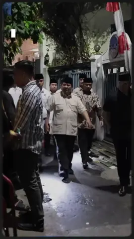 “Presiden Prabowo Subianto hadir di rumah duka Affan Kurniawan, pengemudi ojol korban insiden demo. Beliau menyampaikan duka mendalam, memeluk orang tua almarhum, dan memberi dukungan moril. Presiden berkomitmen menangani langsung kasus ini, memastikan pelaku diadili setegas-tegasnya dan secara transparan. Mari tetap tenang, tidak terprovokasi. Percayalah, keadilan akan ditegakkan demi almarhum, keluarga, dan kita semua.”