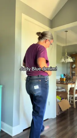 These Judy Blue jeans are some of the most comfortable jeans I have ever worn. They come in the dark wash and are a straight leg style.  #jeans #fashion #judyblue #denim #straightlegjeans 