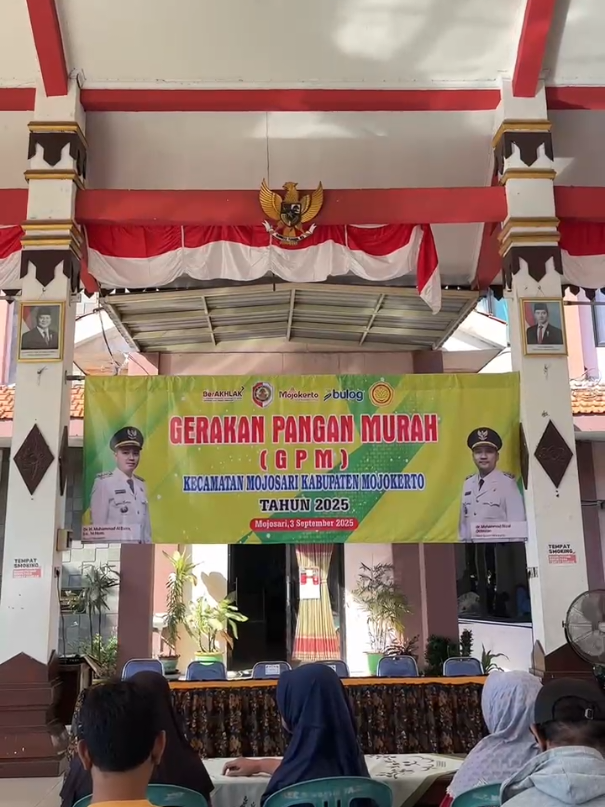 Pemerintah Kabupaten (Pemkab) Mojokerto kembali menggelar Gerakan Pangan Murah (GPM) di seluruh kecamatan.  Pelaksanaan program GPM ditinjau langsung Bupati Muhammad Al Barra yang hadir bersama Sekretaris Daerah Kabupaten (Sekdakab). Program GPM ini disambut antusias masyarakat Mojokerto. Warga mengaku terbantu adanya program Gerakan Pangan Murah yang digelar Pemkab bersama Perum Bulog Cabang Mojokerto @Perum BULOG  @prabowo @PCO RI  @sudaryono  @ramdhaniahmadrizal @KEMENTERIAN BUMN RI  @Badan Pangan Nasional  #BULOG #BULOGHadir #BULOGDukungSwasembadaPangan #PemerintahHadir #GerakanPanganMurah #BULOGSahabatPetani #KetahananPangan #SPHP #BULOGBanpang #BULOGUntukIndonesia #KolaborasiStrategisBULOG #BULOGSalurkanSPHP #BULOGuntukIndonesia