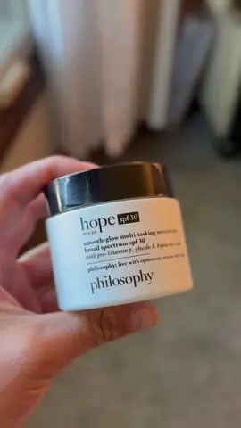 I WISH the camera showed how dry my skin was IRL bc the before and after difference is amazing, unlike my judgement on spf over the weekend 😢 . Thankfully a good moisturizer and a lot of water has my skin looking and feeling better already. #lovephilosophy #skincareroutine #hopeinajar #gifted @philosophy 
