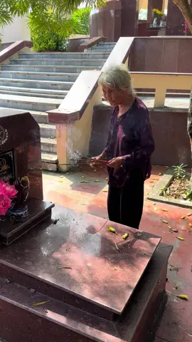 Bà Hoa 1 người đầu óc không được tỉnh táo nhưng có hiếu nhất làng bà năm nay đã 75 tuổi ngày trước hay bị trẻ con trong làng trêu ném đá và bắt nạt. Bà có chế độ trợ cấp tàn tật nặng là 1.000.000 VNĐ 1 tháng ngày xưa hồi bé bà bị ốm nặng tưởng chết sau trận ốm đấy bà bắt đầu bị tâm thần thi thoảng lên cơn, bà bị lưu lạc mấy chục năm sau đấy đã về được với nhà chị gái là Bà sen cũng đang bị tai biến. Bà hay đi lang thang nhặt sắt vụn, hái rau dưới đồng có hôm mảnh sành cắm nát chân, ra chợ bán rau thì do tâm thần hay nói linh tinh nên bị người ta đánh may có dân làng toàn bán hàng gần đấy nên đỡ cho nhiều lần mình đã bảo với anh Hùng cháu bà ai mà đánh bà bảo em em hướng dẫn ra pháp luật xử lý người ta tâm thần mới thế mà lại đi chấp đánh người ta. Bà tuy tâm thần nhưng tâm còn tốt hơn nhiều người bà hay làm công quả bên chùa, đi tất cả các đám ma trong làng dù gần hay xa khi biết tin. Hôm nay mình đã đi mua đồ cho bà cho Bà tiền để tiêu ( mình thống nhất với gia đình mua đồ dần dần như gia đình nói đừng đưa nhiều tiền bà toàn bị người ta lợi dụng tiền 2 hôm là hết mua cho bà cái gì ăn ý), hôm nay cũng dẫn bà đi thăm mộ Bà mình người hay cho bà tiền và bà hoa nhận là mẹ, đi thắp hương nghĩa trang liệt sĩ, đi sang chùa…. Bà là hàng xóm nhà mình nên mình sẽ cố hỗ trợ trực tiếp.