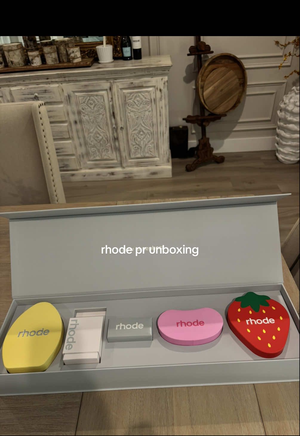 the strawberry glaze scent omg 🍓🍓🍓#rhodeskin #rhode #makeup #rhodesephora #rhodeskincare ily ty @rhode skin @elfcosmetics 