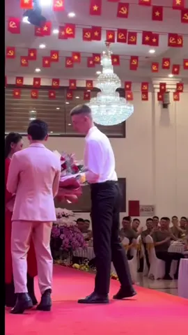 Đã đẹp trai lại còn somi trắng + quần Tây nữa chứ. Làm vậy tốn gái lắm anh oiiiii 🤣🤣🤣#a80 #quandoinga🇷🇺 #tiecchieudai #vietnam #RangRoVietNam #quockhang #viral #dieuhanh #dieubinh #fyppppppppppppppppppppppp 