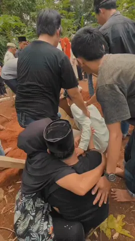 Ya Allah, tolong ampuni segala dosa ibu dan terimalah segala amal kebaikannya, tempatkanlah ia di surga-Mu yang penuh kebahagiaan. 😭😭😭😭