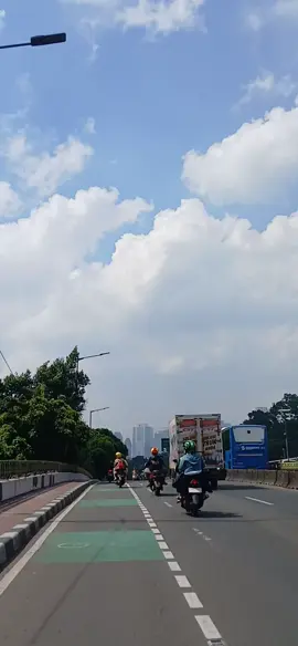 beberapa hari ini Jakarta cuacanya seger ya.. 😅 #jakartahariini #storymentahan #storyprank #gatotaubroto #pejuangrupiah 