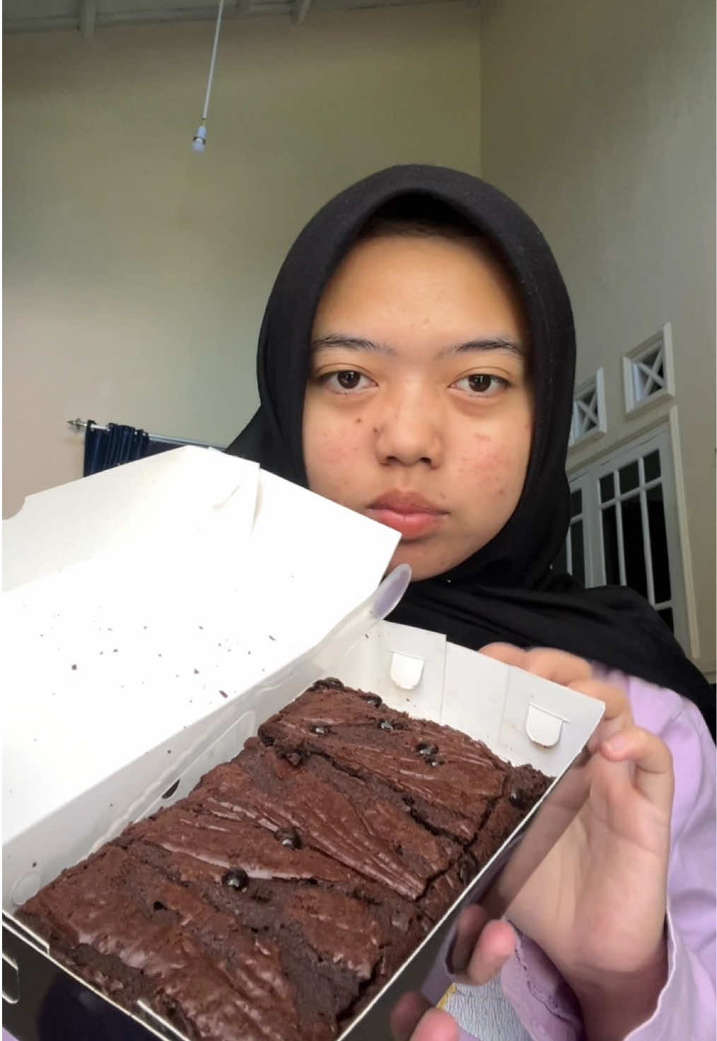 Makann fudgy brownies tiktokshoppp #fudgybrownies #mukbang#fyp 