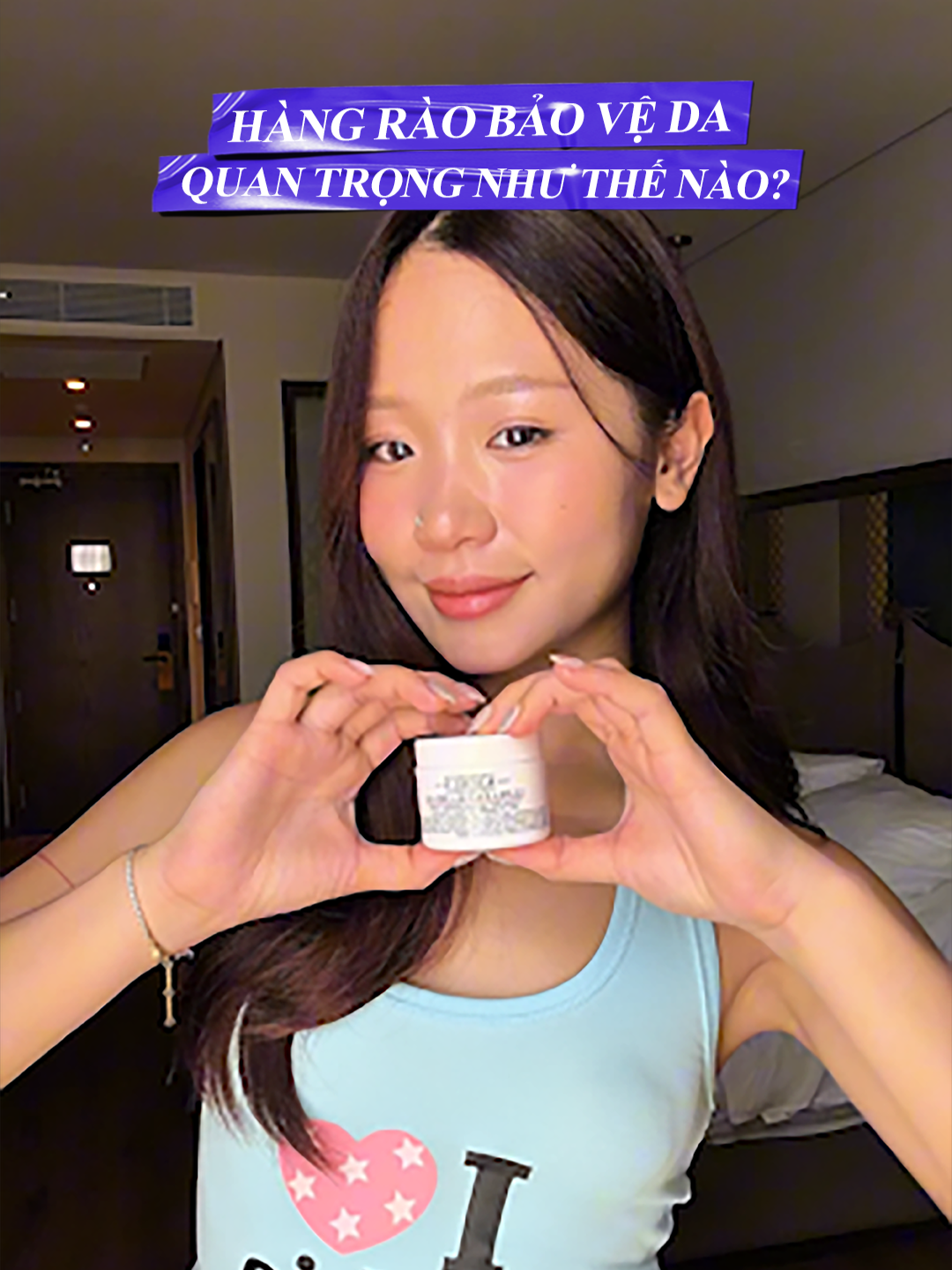 TIP CHỐNG LÃO HÓA TỐI ƯU MÀ AI CŨNG CẦN 😎 Đừng chỉ tập trung vào tái tạo da mà bỏ quên xây dựng hàng rào bảo vệ da vững chắc. Đây chính là nền móng giúp làn da tối ưu hóa khả năng hấp thụ và phát huy tác dụng của các thành phần như Retinol, đồng thời giảm thiểu đáng kể nguy cơ kích ứng. 💙 Huyền thoại Ultra Facial Cream chính là giải pháp #1 giúp cấp ẩm sâu, phục hồi và củng cố hàng rào lipid tự nhiên của da, tạo nên một lá chắn kiên cố bảo vệ da. Mấy bà nhất định phải thử nhen!!!! #KiehlsVietnam #Trehoada5tuoi #Serumchonglaohoa #RetinolMicroDose #UltraFacialCream