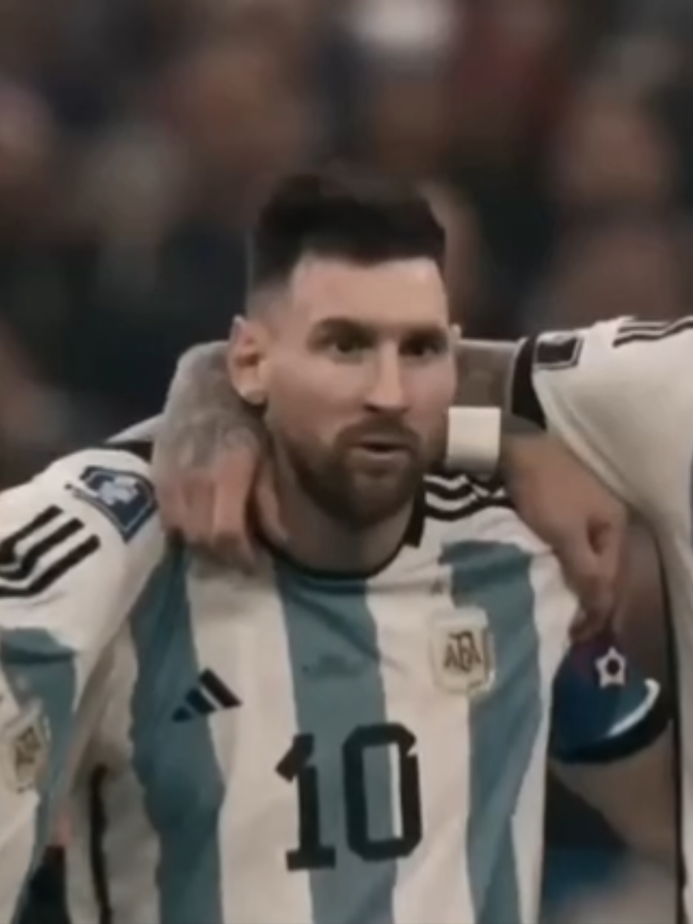 Lamentablemente llegó ese día que todos deseábamos que nunca llegara. Hoy, el más grande de todos, nuestro capitán, juega su último partido con la camiseta de la selección argentina en territorio nacional. Un símbolo, un líder, un ejemplo dentro y fuera de la cancha. Con él vivimos las alegrías más grandes, lloramos, soñamos y volvimos a creer. Hoy no es solo un partido, es una despedida al futbolista que convirtió en realidad los sueños de millones. Gracias, Leo por cada gambeta, cada gol, cada título y por habernos regalado la gloria eterna. #messi #seleccionargentina #fypage #leomessi #seleccionargentina #titkokponmeenparati #fyp #fyppppppp #yxzcba #paratiiiiiiiiiiiiiiiiiiiiiiiiiiiiiii #fypppp 