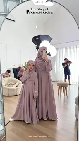 Gambaran keluarga kamu nanti situasi siap-siap mau foto keluarga 😍 Udah kebayang belum gimana rempongnya? Tapi kebayar dengan keseruan dan kebahagiaan bareng mereka 🫶🏻❤️ Apalagi pake warna yang super manis dan kalem ini Info Pemesanan 081321374116 #gamislebaran #fyp #sarimbitkeluarga #sarimbit2025 #bajucouple 