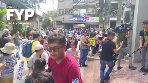 Mainit na protesta ang sumiklab sa harap ng bahay ng pamilya Discaya sa Pasig City. Galit na mamamayan ang nagtipon upang ipanawagan ang pananagutan sa isyu ng korapsyon, habang binabato ng putik at sinusulatan ng salitang 'magnanakaw' ang kanilang gate. #corruption #dpwh #floodcontrol #contractor #discaya  CTTO:@gmanews 