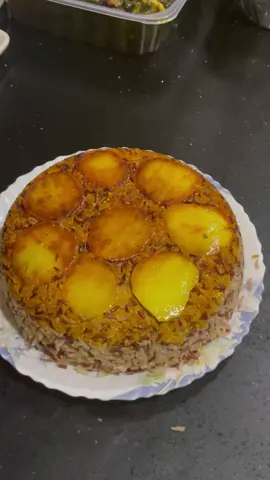 Persian food catering in Singapore 🌺 DM for menu🙏🏻 sour cherry rice, Ghormeh sabzi with brown rice and potato Tahdig #tahdig 
