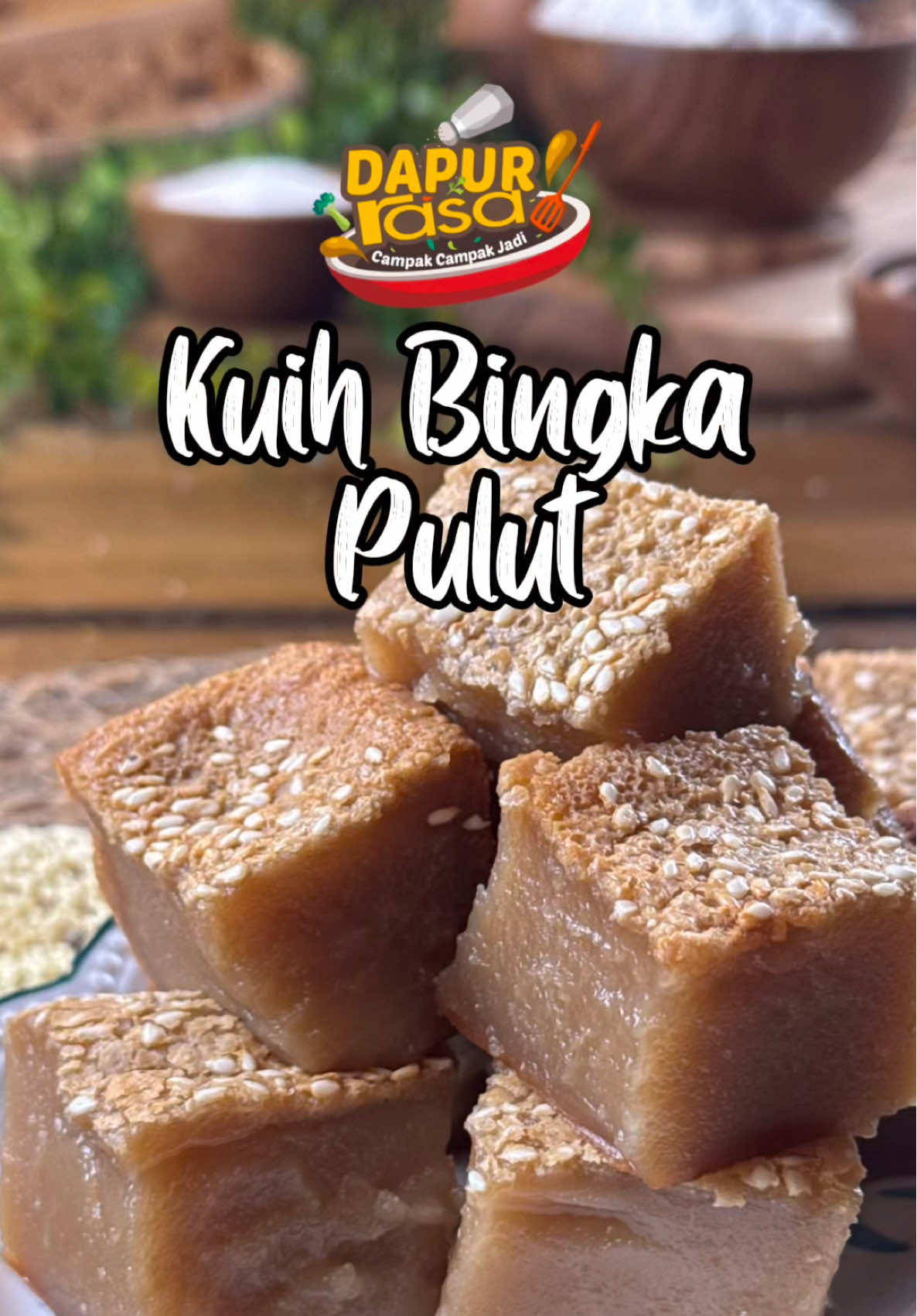 Bingka Pulut Tradisi: Kenyal Menggoda Selera Bingka pulut ni padat, kenyal & cukup lemak manis. Lagi sedap bila bahagian atasnya garing keperangan 😍 KUIH BINGKA PULUT   BAHAN-BAHAN: 1/2 cawan tepung beras 1/2 cawang tepung ubi 1 1/2 cawan tepung pulut 1 sudu kecil garam 4 sudu besar susu pekat manis 1 biji telur 1 cawan santan sedikit mentega/marjerin Sedikit bijan putih untuk hiasan   BAHAN AIR GULA MERAH: 1 cawan gula putih 1 cawan gula merah 1 cawan air panas Cara penyediaan boleh tonton di video. Selamat mencuba!  #majalahrasa #rasashare #resipi #resepi #kuihbingkapulut