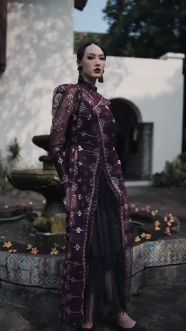 Jenna Dress in Deep Maroon, elegan dengan detail lace transparan dan layer hitam yang dramatis. ✨ Kamu lebih suka vibe glam atau tradisional chic dengan dress ini? 👇 #barliasmara #fashiontips #ootdideas #modestfashion 