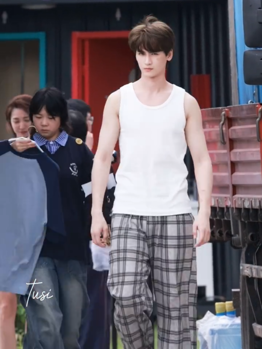 มาเร็ว !!!กองกำลังพิเศษ ได้เห็นเสี่ยวหวงเข้ากองถ่ายทำแล้วว...เราจะไม่เหงาแล้ว...ว่าแต่เสื้อขาวมากเลยเนาะ  Cr.onclip #หวงจวิ้นเจี๋ย #huangjunjie #黄俊捷H #黄俊捷 