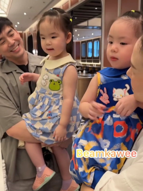 สองสาวมากินข้าวนอกบ้าน #อัยวา #อัญญา #อัยวาอัญญา #ลูกพ่อบีมแม่ออย 