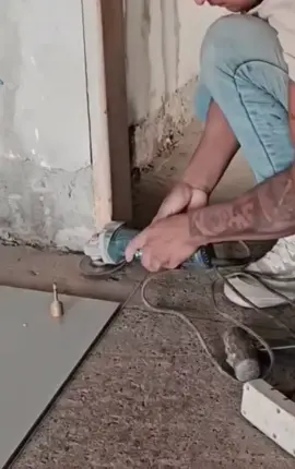 🚨⚠️ EL ERROR MÁS PELIGROSO CON TU AMOLADORA ⚠️🚨 Muchos piensan que poner un disco de sierra circular en la amoladora es “ingenioso”... pero en realidad es una receta para el desastre. 🪚😳 👉 Estos discos NO están hechos para girar a la velocidad de una amoladora. 👉 La máquina alcanza hasta 5 veces más revoluciones de lo que el disco soporta. 👉 ¿Qué pasa? Rebotes incontrolables, pérdida de control y lesiones muy graves. ✅ Usa siempre discos diseñados para amoladora: corte, flap o desbaste. ❌ Nunca improvises con un disco de sierra circular. Tu seguridad vale más que cualquier truco. 👷‍♂️💯  #woodworking #woodwork #carpentry #construction #construccion 