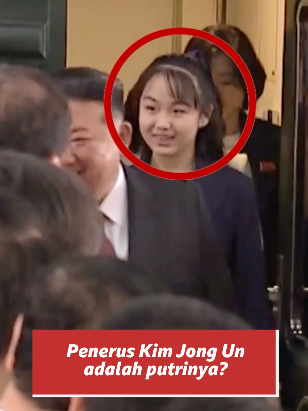 Pemimpin Korut Kim Jong Un kembali tampil bersama putrinya, Kim Ju Ae, ketika melawat ke China, 3 September lalu. Kim Ju Ae dianggap paling berpeluang meneruskan kepemimpinan ayahnya, menurut informasi badan intelijen Korsel. Dia diperkirakan berusia 12 tahun dan merupakan anak kedua Kim Jong Un. Anak lainnya belum pernah muncul di hadapan publik. Mereka pertama kali tampil bersama di depan publik pada 2022, saat menghadiri uji coba rudal dan parade militer. Sejak momen itu, dia sering muncul dalam sorotan media pemerintah, termasuk ketika memamerkan sebuah resort baru. #Korut #KoreaUtara #KimJongUn #KimJuAe