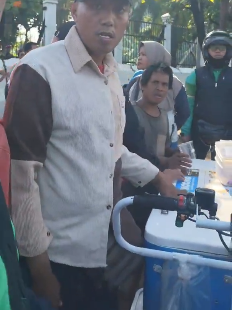 Baru-Baru ini beredar sebuah video di X dari akun @myshawti seorang penjual es cream kehilangan sebuah Hp,Seorang pria inisiatif meminta bantuan polisi yg sedang bertugas mengatur lalu lintas,jawaban pak polisi ini sungguh di luar nalar, Bukan urusan saya itu