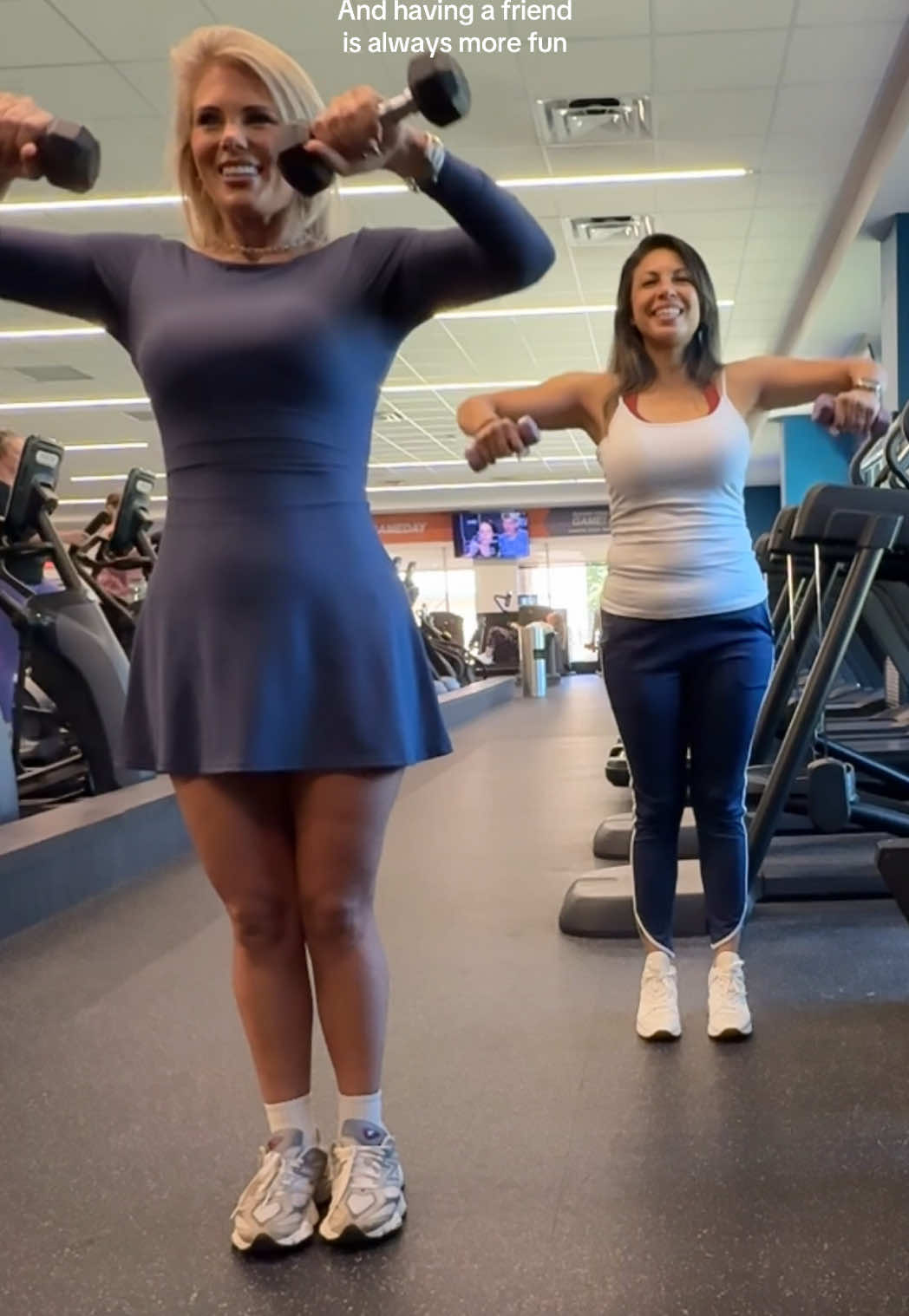 We got a quick shoulder pump in and to think I wasn’t motivated but we showed up for each other and that’s what it’s all about #fitnessmotivaton #bestieworkout #workoutmotivation @Cecy 