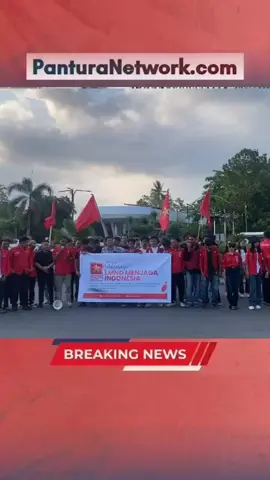 Pantura Network.Com LMND Deklarasi Gerakan Menjaga Indonesia: Kawal Kebijakan Pro Rakyat, Tolak Tindakan Merusak dan Provokasi Politik Pantura Network.Com, MATARAM – Liga Mahasiswa Nasional untuk Demokrasi (LMND) melalui Eksekutif Nasional resmi mengumumkan Deklarasi Menjaga Indonesia, di Mataram pada Rabu (3/9/2025) Ketua Umum Eksekutif Nasional (EN) LMND, Wale Mukadar menyatakan Deklarasi ini, sebagai wujud komitmen mahasiswa progresif untuk mengawal kebijakan pro-rakyat sekaligus menolak segala bentuk tindakan rusuh, pembakaran, perusakan fasilitas umum, serta penjarahan yang dapat mengganggu persatuan bangsa. Bangsa Indonesia tengah berada di persimpangan jalan sejarah.  Di satu sisi, rakyat menaruh harapan besar pada pemerintahan baru Presiden Prabowo Subianto untuk melaksanakan agenda pembangunan nasional yang progresif, berdaulat, dan berpihak kepada rakyat kecil. Namun, di sisi lain, dinamika politik dan aksi massa yang disertai tindakan rusuh, pembakaran, perusakan fasilitas umum, hingga penjarahan justru membuka ruang bagi kelompok tertentu untuk menunggangi gerakan rakyat demi kepentingan politik sempit. LMND memandang, kata Wale Mukadar, bahwa gerakan mahasiswa sejatinya adalah wadah aspirasi rakyat, bukan alat provokasi yang merusak stabilitas sosial.  Oleh sebab itu, LMND dengan tegas menyatakan Deklarasi Gerakan Menjaga Indonesia: 1.	Menolak keras bentuk tindakan rusuh, pembakaran, perusakan fasilitas umum, serta penjarahan di tengah gerakan aksi di Indonesia saat ini. 2.	Menegaskan bahwa gerakan mahasiswa dan masyarakat tidak boleh ditunggangi oleh kelompok tertentu untuk kepentingan politik. 3.	Gerakan mahasiswa adalah sarana murni untuk menyampaikan aspirasi rakyat Indonesia kepada pemerintah. 4.	Menghimbau seluruh elemen gerakan untuk menjaga keamanan dan memastikan aksi massa sesuai dengan aturan yang berlaku. “Kami mahasiswa progresif berdiri bersama rakyat. Gerakan mahasiswa harus menjadi pelindung kepentingan rakyat, bukan perusak persatuan bangsa.
