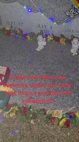 pls. now your kids broke decorations and took some lights. #justiceforitzelespinoza #longliveitzel #itzelespinoza #longliveitzel #ripitzelespinoza @guera <3 