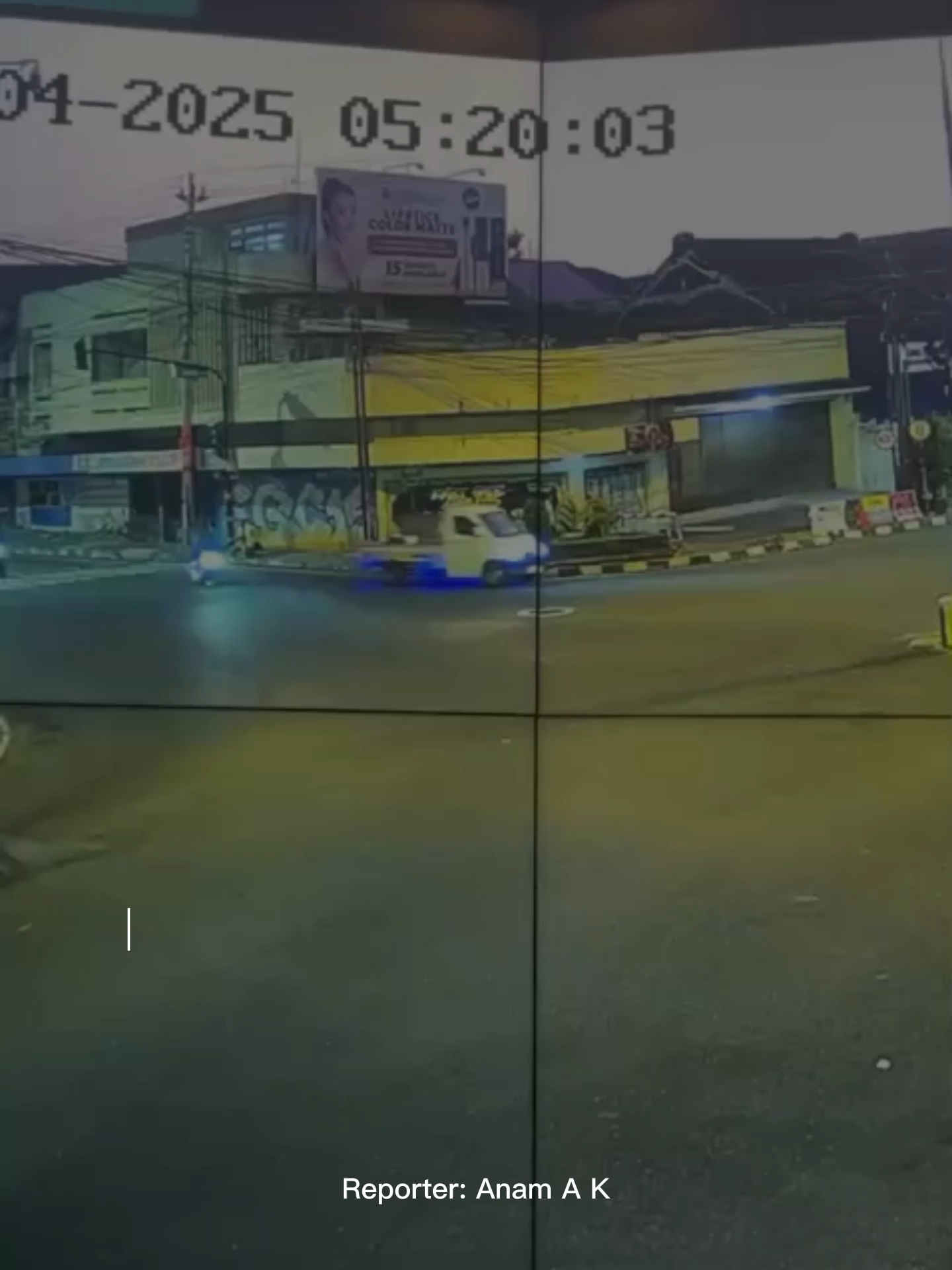 Sebuah insiden pelemparan molotov terjadi di Pos Polisi Pingit, Bumijo, Kemantren Jetis, Kota Yogyakarta, pada Kamis (04/09/2025) pagi sekitar pukul 05.20 WIB. Beruntung, tidak ada korban jiwa maupun kerusakan serius dalam kejadian tersebut. Kasi Humas Polresta Yogyakarta, Iptu Gandung Harjunadi, membenarkan kejadian pelemparan molotov yang terekam CCTV. 