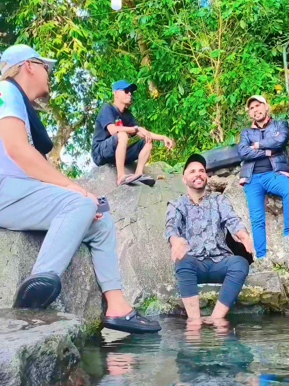 Mereka adalah orang baik yang selalu membantu Hendycs17 ketika di luar negeri ❤️ #hendycs17 #masukberandafyp #jalankakikemekah #viral 