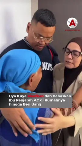 Anggota DPR RI Uya Kuya mendatangi Polres Metro Jakarta Timur, Rabu (3/9/2025), terkait kasus penjarahan rumahnya di kawasan Duren Sawit. Tidak sendirian, Uya datang bersama istrinya, Astrid, sekaligus mengambil langkah mengejutkan. Ia memilih memaafkan salah satu pelaku, seorang ibu lanjut usia yang sempat membawa barang dari rumahnya. Dari pertemuan itu, ia merasa perlu mengajukan restorative justice karena mempertimbangkan kondisi kehidupan sang pelaku. Uya menegaskan keputusan ini murni inisiatifnya.  Ia mengaku ikhlas atas peristiwa itu, apalagi si ibu juga mengaku tidak mengetahui dengan jelas barang yang dibawanya. Meski begitu, Uya menegaskan langkah restorative justice ini hanya berlaku untuk sang ibu. Sementara untuk pelaku lain, ia menyerahkan sepenuhnya pada proses hukum yang berjalan di kepolisian. Follow terus @ayoindonesiacom #uyakuya #astridkuya #penjarahanrumahuyauya 