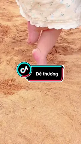 Lần đầu tiên đặt chân lên cát 😆 #embe #embedangyeu #dethuong #dethuongmuonxiu #xuhuong 