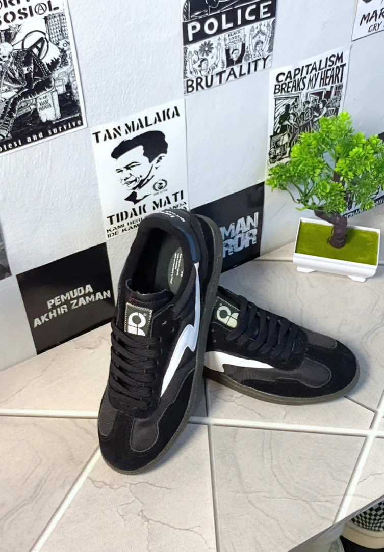 udah paling cocok bgtt ini mh 🤩 #fort #blackwhite #raingelfootwear #sepatulokal #foryoupage 