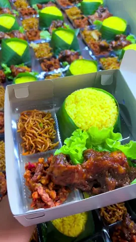 #fypage #kulinertrenggalek #kulinertrenggalek #trenggalek24jam #nasikotak #nasikuning #ayamkecappedas 