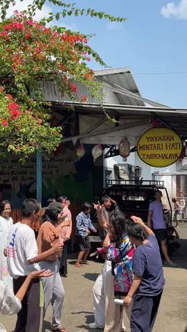 Di tunggu kehadirannya di “PARTY MENTARI” 🥳🎉 Kita itu tiapp hari joged2 kaya ginii biarr mereka pada gerakkk padaa sehatt yaaa, gapapa gerakannya ga berirama asalkan mereka ada Gerakan #ODGJTerlantar #odgj #yayasanmentarihati #memanusiakanmanusia 