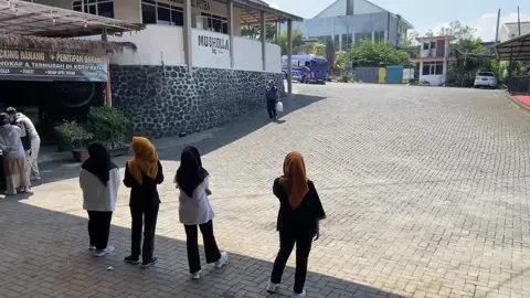 Rumah Makan dan Pusat Oleh Oleh HC Putra Kota Batu ◻️ Buka setiap hari ◻️ Kapasitas rumah makan ± 1000 orang ◻️ Kapasitas parkir ± 50 big bus ◻️ Fasilitas ± 80 toilet (air hangat & toilet duduk) ◻️ Musholla ◻️ Jarak dari Jatim Park 2 cuman 3 menit Mulai dari pilihan snack, aneka kue, maenan, permen, keripik tempe, pie susu, souvenir dan strudel… kamu bisa temukan di sini dan untuk harga kami relatif terjangkau dan murah jadi jangan ragu untuk mampir yaaa Info Reservasi 📞       : 0811 3120 354 Maps  :  HC Putra Oleh Oleh ————————————————————— Jangan lupa follow dan tag momen kalian saat di HC Putra Oleh Oleh #pusatoleholeh #rumahmakan  #kotabatu  #salampariwisata #hanyadihcputra Lokasi: Sebelum Jatim Park 2