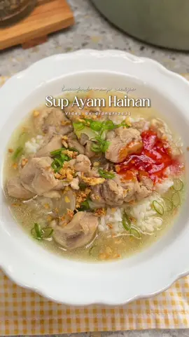 Ngide bikin Ayam hainan versi sup nya, ternyata anak aku lebih suka…krna mmg dia basic nya suka makan pakai kuah yg banjirrr😄 SUP AYAM HAINAN 4 siung bwg putih (goreng,untuk taburan) 400 gr paha ayam fillet 1 liter Air 2 jempol jahe 3 bwg putih 1 bawang bombay 2 batang daun bawang 1 sdt garam 1/2 sdt lada bubuk 1 sdm kaldu bubuk 2 sdm kecap asin 1 sdm minyak wijen CARA MASAK : Tonton Video sampai habis 🫶🏻 #resep #masak #masakan #food #masakanrumahan    