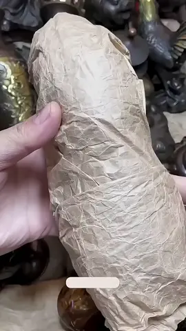 Pria Ini Membuka Bungkus Misterius, Tapi Isinya Bikin Kaget!