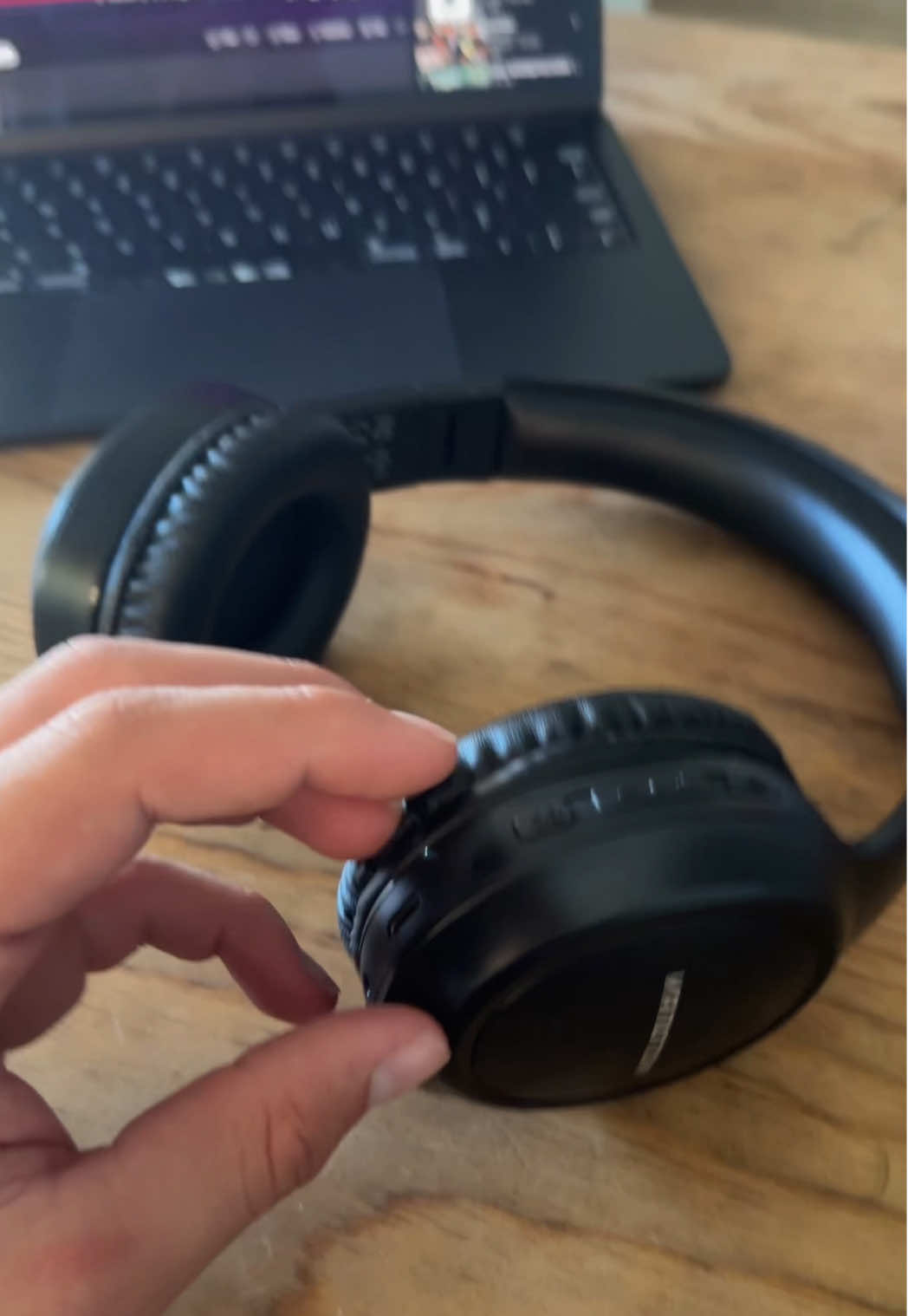 These headphones are so underrated #headphones #headphonesrecommended #noisecancellingheadphones 