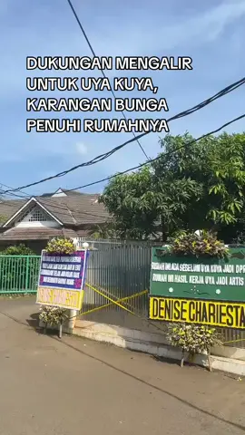 sejumlah karangan bunga berjejer di depan rumah uya kuya sebagai bentuk dukungan moral atas isu yang tengah dihadapinya. karangan bungan bunga datang dari berbagai kalangan mulai dari dari warga, penggemar sampi ke pihak-pihak yang pernah merasakan kebaikan uya kuya.  @king.uyakuya #kinguyakuya #uyakuya #banturakyat 