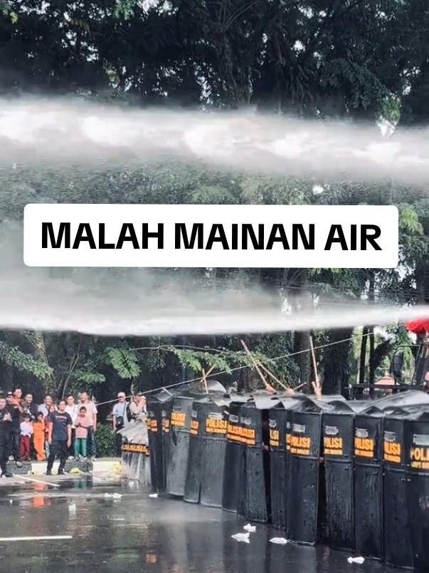 Malah main air #demo #demodpr #fyp #viral #indonesia🇮🇩 