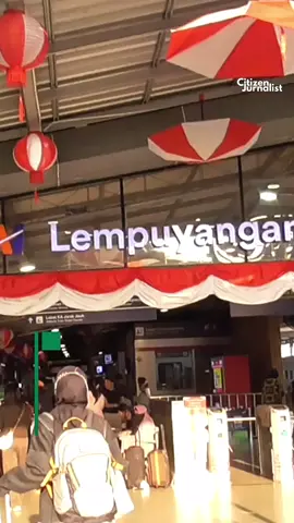 Jelang libur panjang longweekend, Stasiun lempuyangan Kota Yogyakarta mulai ramai dipadati calon penumpang kereta api jarak jauh.  Pada keberangkatan kamis pagi, rata-rata calon penumpang yang berangkat akan menuju ke sejumlah kota tujuan di wilayah jawa tengah dan jawa timur, diantaranya Semarang, Purwokerto, Madiun, Surabaya hingga Banyuwangi.  Mengantisipasi lonjakan penumpang, dimasa angkutan libur panjang longweekend, PT KAI Daop 6 Yogyakarta menjalankan 29 Rangkaian Kereta Api Jarak Jauh, yang terbagi dalam 25 KA Jarak jauh Reguler dan 2 KA Jarak jauh  Tambahan dan 2 KA Fakultatif.  #citizenjurnalist #jogja #liburpanjang 