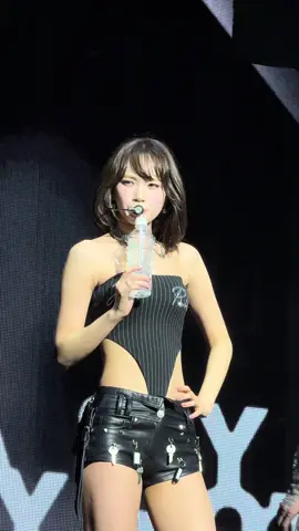 Chaewon making sure everyone stays hydrated @LE SSERAFIM #lesserafim #chaewon #yunjin #newark #foryou 