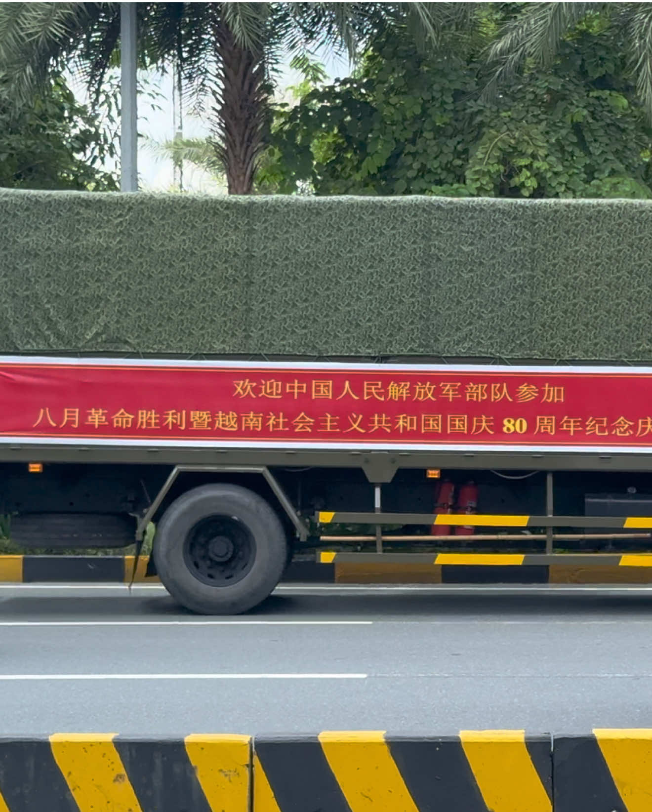Đoàn quân đội Trung Quốc trên đường chuẩn bị về nước sau khi tham gia diễu binh Quốc Khánh tại Việt Nam.