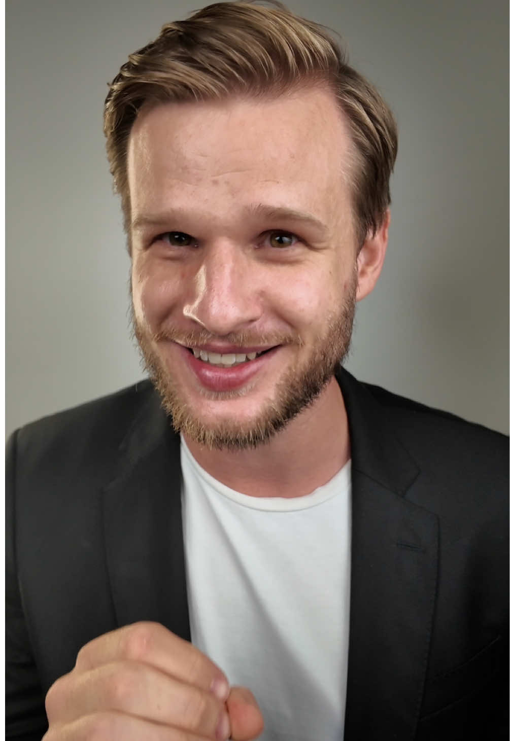 Wann ist es genug, Herr Merz? Gerade redet der Bundeskanzler ständig darüber: Wir sollen mehr arbeiten. Der Sozialstaat wäre „unfinanzierbar“. Und wir würden über unsere Verhältnisse leben. Das kann man alles raushauen, aber dann muss man auch so ehrlich sein und zugeben: Das ist super ungenau, teils falsch und noch überhaupt keine Lösung für irgendwas. Mich interessiert: Wann ist unsere Arbeit genug? Was sind denn unsere Verhältnisse? Und wie soll der Sozialstaat in Zukunft eigentlich aussehen, wenn er denn so nicht bleiben kann? In den Medien lesen wir nur: „CDU und SPD streiten über Reformen“. Fakt ist: Stand heute gibt es keine einzige Idee für eine Reform von Friedrich Merz und der CDU (Bürgergeld kürzen ist keine Reform). Ich finde es wichtig, dass wir uns das klar machen. Merz und die CDU treten hier nicht mit Vorschlägen an, die wir gut oder schlecht finden können. Sie machen Stimmung. Seit Monaten wiederholen sie einfach immer wieder und wieder, wir würden zu wenig arbeiten und der Sozialstaat ginge so nicht mehr, Fußnote: Er muss kleiner werden. Lassen wir uns auf diese Diskussion ein, verlieren wir. Denn dann einigen wir uns irgendwo zwischen „so wie heute“ und „weniger“. Und das heißt immer: weniger. Und das heißt: Probleme bleiben ungelöst. Natürlich muss sich der Sozialstaat ändern. Schon lange. Er ist viel zu kompliziert, viel zu langsam, viel zu papierlästig und hilft zu oft denen zu wenig, die ihn dringend brauchen. Und natürlich muss sich auch in unserer Wirtschaft was ändern. Vorschläge, was zu tun wäre, gibt es viele. Wenn wir wollen, dass es besser für uns wird, müssen wir über diese Vorschläge reden. Und nicht über diesen völlig ungenauen „Arbeitet-einfach-mehr“-Quatsch. #politik #merz #cdu #foryou #fyp 