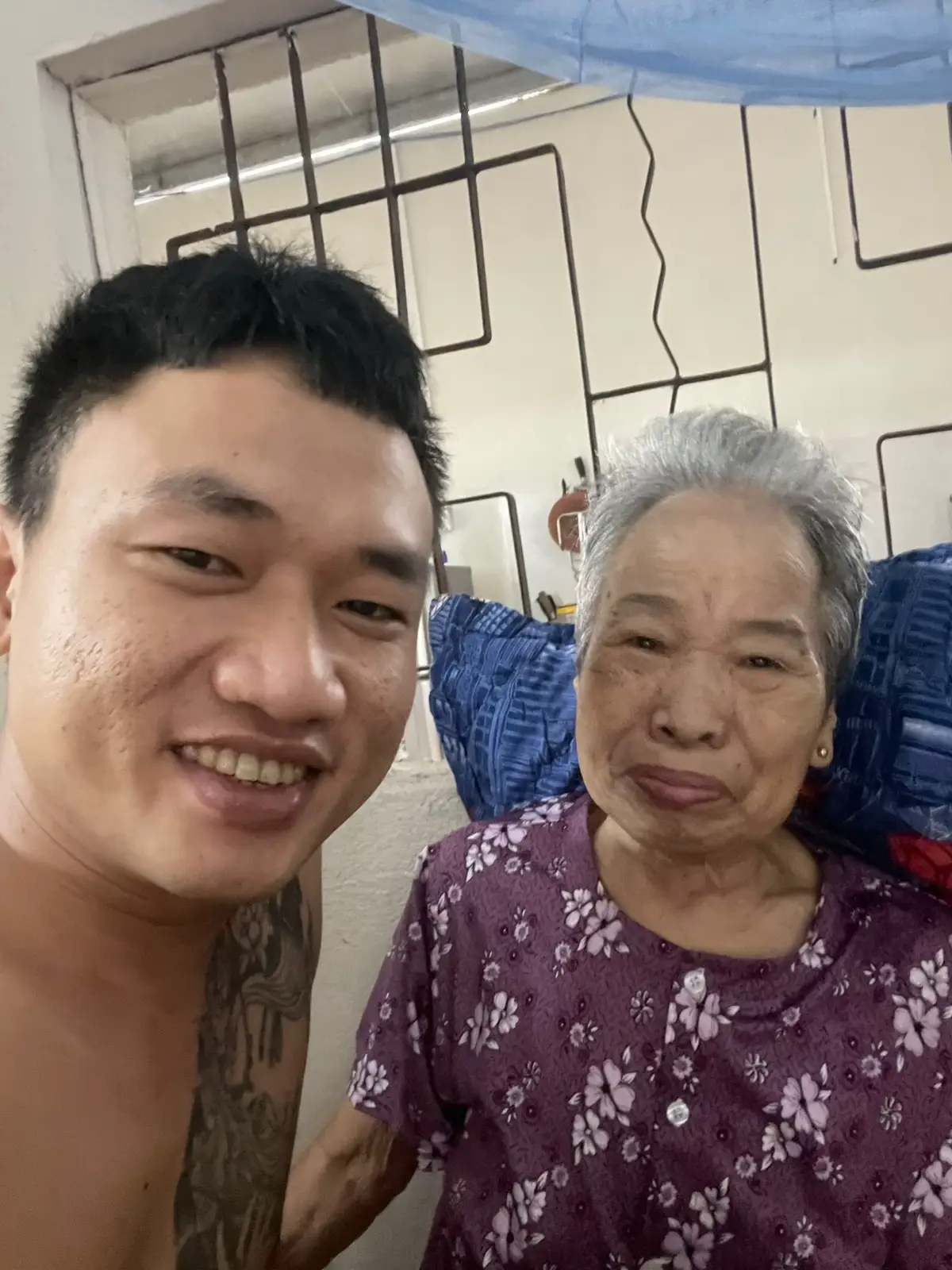 Ngoại tôi giờ đã không còn nhớ tôi nữa Tóc đã bạc phơ rồi Mong ngoại sẽ mãi vui vẻ sống thọ vs con cháu Tôi yêu ngoại tôi ❤️