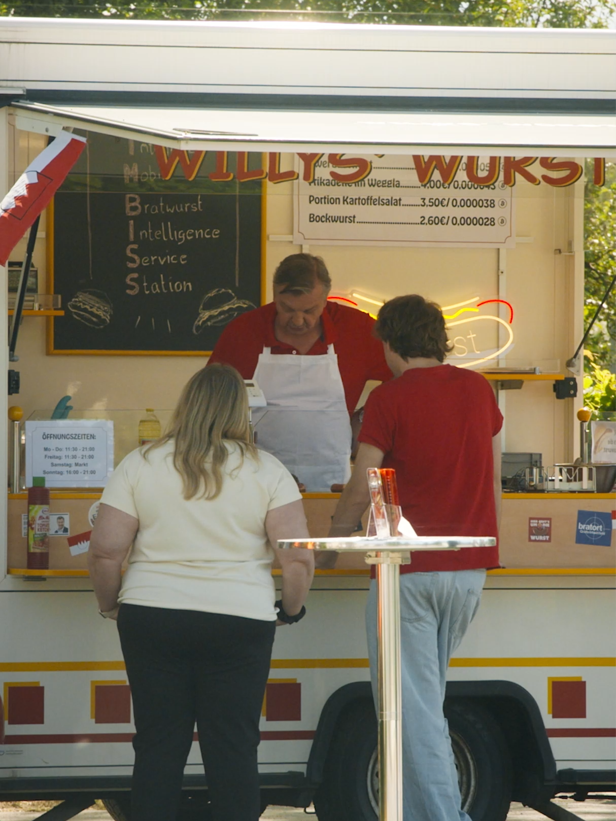 Bratwurst 4.0 – Willy grillt jetzt nach SCRUM!  Willys Würste gehen neue Wege:  Erfahre, wie agile Methoden und smarte Systeme selbst am Imbissstand funktionieren.   📋 SCRUM für die Bratwurstproduktion  🌭 SAP EWM für die automatische Nachbestellung  👉 Ein Ausschnitt aus dem FIS-Imagefilm „Bratwurst 4.0“  #Imagefilm #WirsindFIS #Bratwurst4.0 #mockumentary #digitalisierung #grillennachscrum #EWM