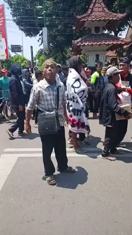 kasian bapak ini kena tipu skian ratus juta uang disikat sma oknup polisi yg menjajikan kedua anak nya dijadikan polisi sudah 5thun uang yg dibwa sma oknum polisi belum kunjung kembali #viralvideo  #pemalangikhlas 