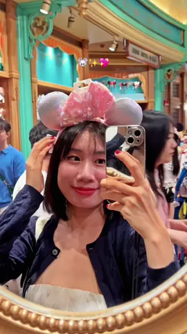 Happiest girl in the happiest place 🎀🏰✨  #disneyland #shanghai #fyp #trending 