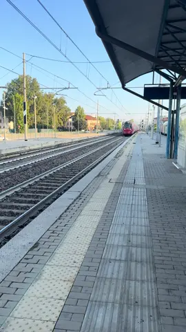 ETR675.015 operante il treno italo alta velocità 8951 Brescia - Roma Termini in transito a San Felice Sul Panaro #station#truckswibes#travel#trenitalia#frecciarossa