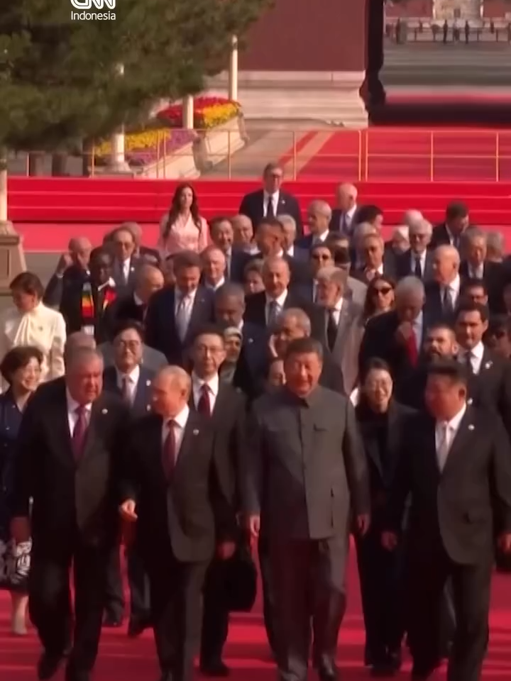 Presiden China Xi Jinping dan Presiden Rusia Vladimir Putin ketahuan membicarakan transplantasi organ serta kemungkinan manusia dapat hidup hingga 150 tahun. Percakapan keduanya terekam secara tidak sengaja melalui mikrofon yang bocor saat kedua presiden itu berjalan berdampingan menuju podium tempat menyaksikan perayaan parade militer China di Lapangan Tiananmen pada Rabu (3/9). #cnnindonesia #cnnindonesiacom #XiJinPing #Putin
